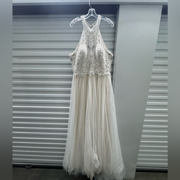 Allure Bridals Wedding Dress – Size 16 – Lace Bodice, Tulle Skirt, Small Train - Picture 7 of 11